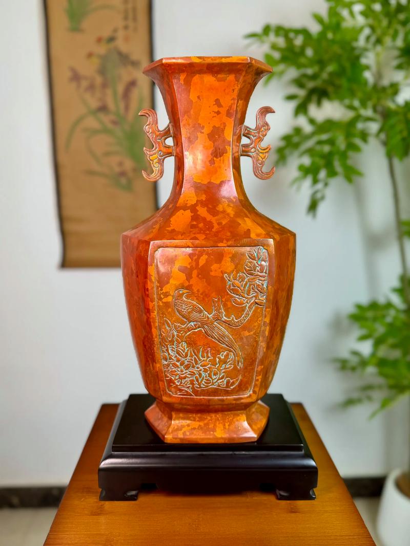 云南斑铜器件表层所显现的斑花和铜绿,是云南斑铜作为工艺美术品